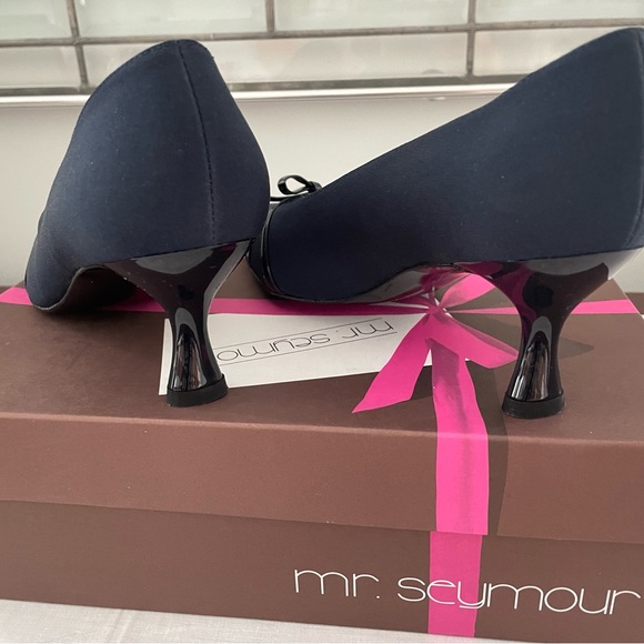 Navy Pumps with patent bow and heal. - Picture 5 of 8